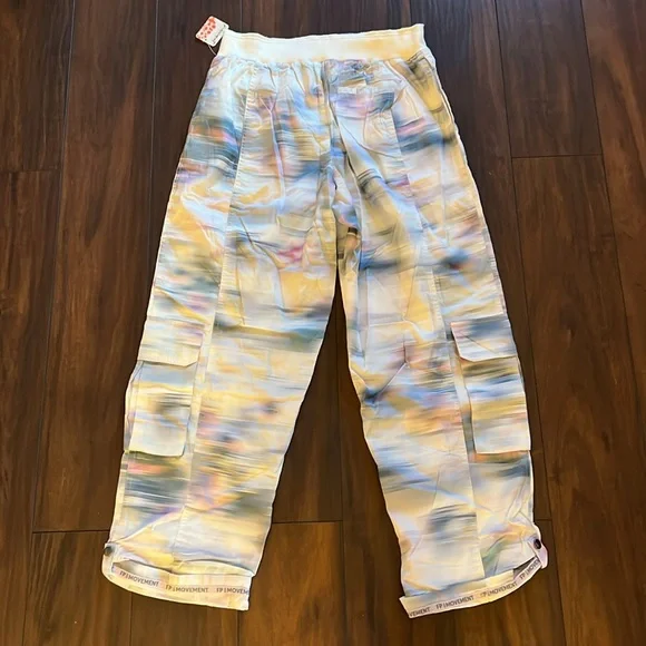 free people movement, hiking pants, size medium NWT, light weight size medium. - Picture 2 of 5